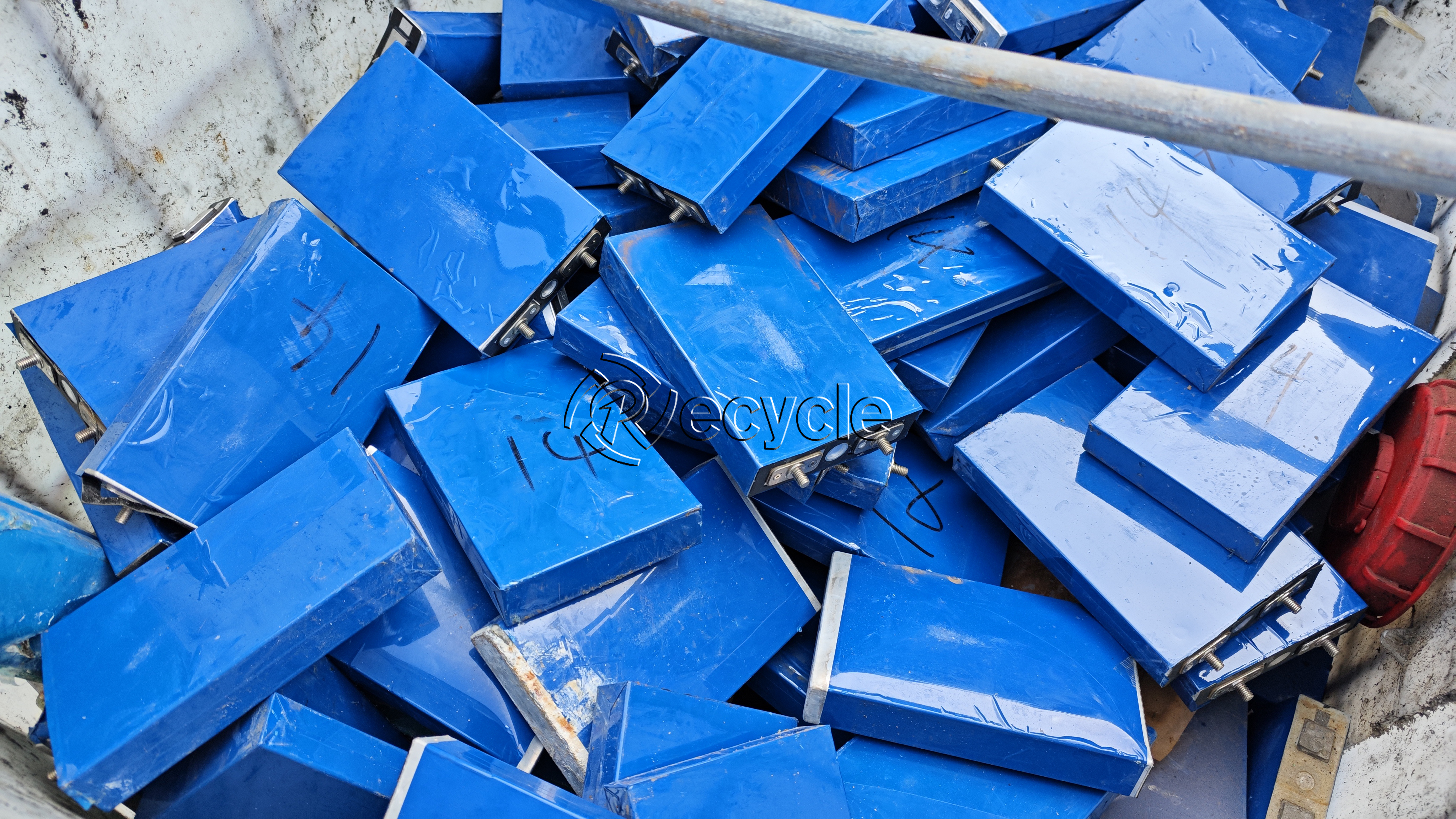 如何使用廢舊鋰電池?zé)峤馓幚碓O(shè)備回收鋰電？